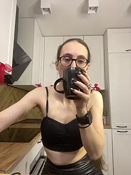 MartiniiSelenna online show from December 17, 2025, 6:30 am