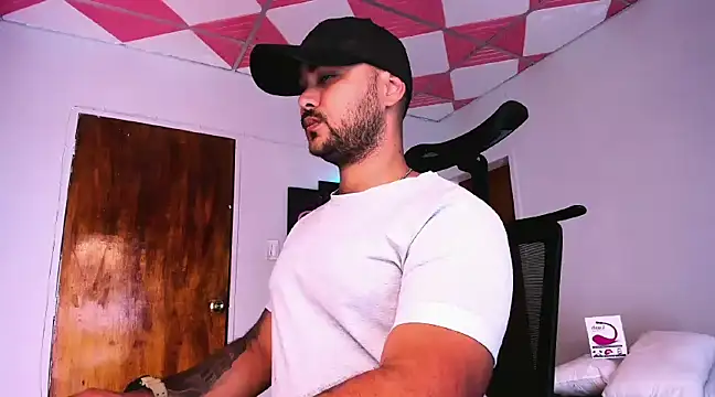 Sebas-hott online show from December 18, 2024, 2:42 am