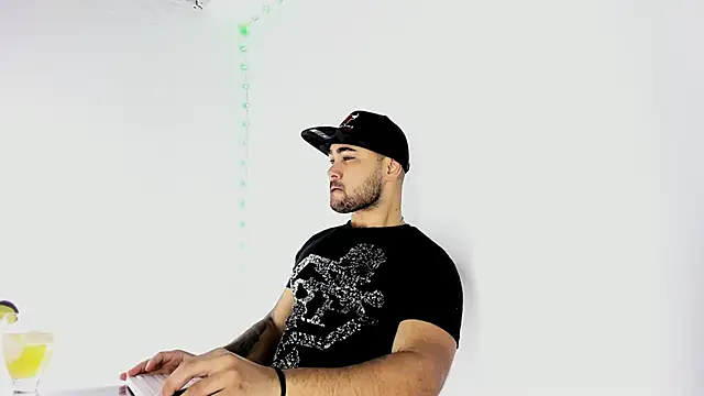 Sebas-hott online show from September 14, 2025, 10:42 pm