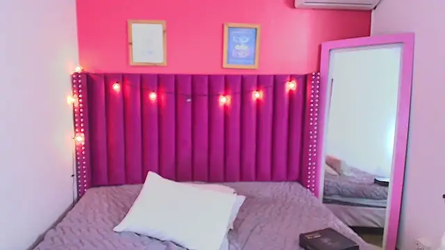 Snapshot of littleebonny chatting on January 1, 2025, 12:55 pm littleebonny online show from January 1, 2025, 12:55 pm