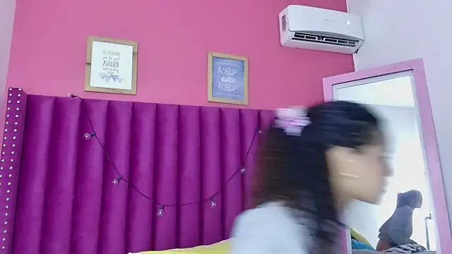 Snapshot of littleebonny chatting on December 15, 2025, 1:04 pm littleebonny online show from December 15, 2025, 1:04 pm