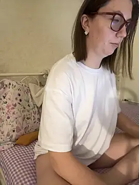 BeatriceTender online show from November 12, 2025, 7:24 pm