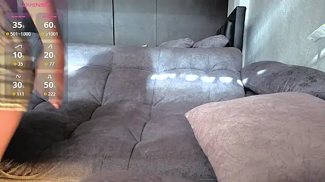 Snapshot of AnyElish chatting on December 13, 2025, 8:47 pm AnyElish online show from December 13, 2025, 8:47 pm