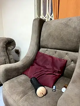 sknzy09 online show from December 2, 2025, 11:48 am