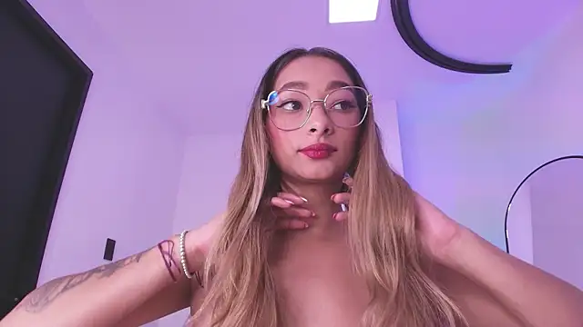 Snapshot of vale_ross_ chatting on February 6, 2026, 3:11 am vale ross online show from February 6, 2026, 3:11 am