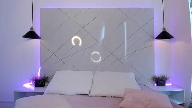 ANTONELLA  ROUSE  online show from April 20, 2026, 8:54 pm