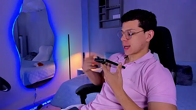 Snapshot of MarcoSullivan chatting on December 17, 2025, 1:39 pm MarcoSullivan online show from December 17, 2025, 1:39 pm