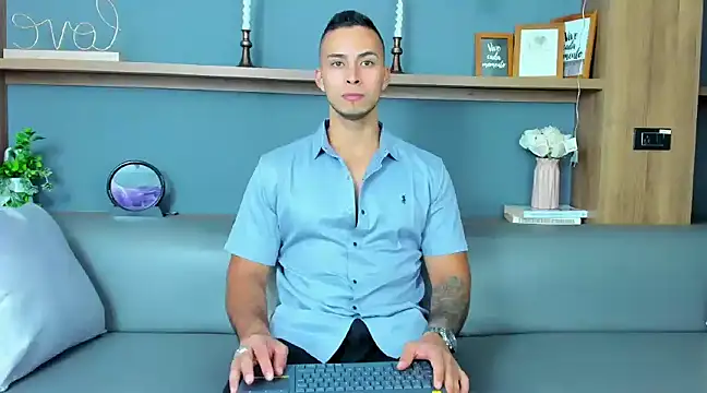 Snapshot of Juan_muscle chatting on January 30, 2025, 2:06 am Juan muscle online show from January 30, 2025, 2:06 am