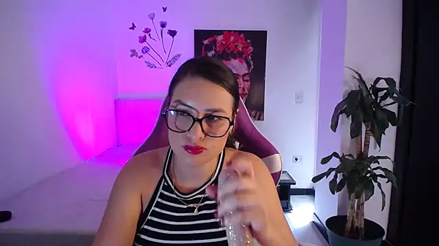 esmeraldaa230 online show from April 12, 2026, 7:41 pm