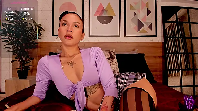 LunaRuso online show from October 24, 2025, 8:05 pm