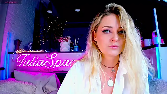 Snapshot of _JuliaSpace_ chatting on January 19, 2025, 4:57 pm JuliaSpace online show from January 19, 2025, 4:57 pm