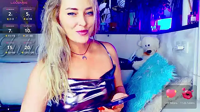 Snapshot of _JuliaSpace_ chatting on October 22, 2025, 4:18 pm JuliaSpace online show from October 22, 2025, 4:18 pm