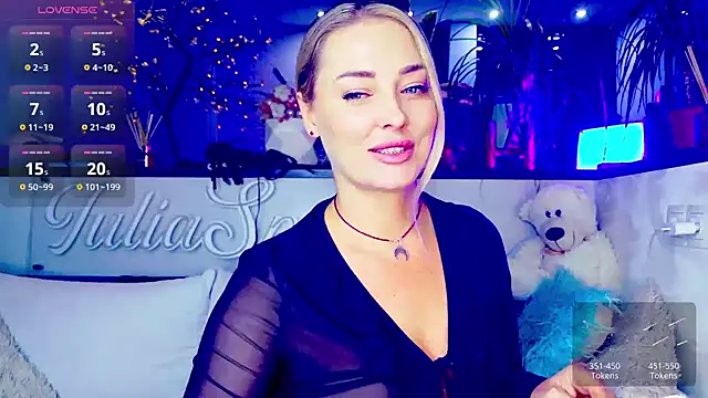 Snapshot of _JuliaSpace_ chatting on November 6, 2025, 5:47 pm JuliaSpace online show from November 6, 2025, 5:47 pm