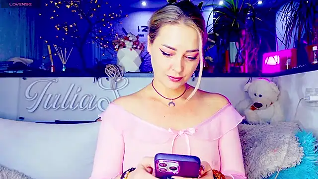 Snapshot of _JuliaSpace_ chatting on November 11, 2025, 6:19 pm JuliaSpace online show from November 11, 2025, 6:19 pm