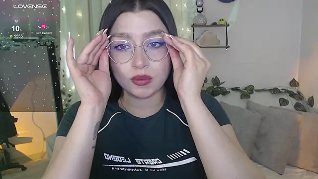 Snapshot of mily_thomson_b_ chatting on December 3, 2025, 9:35 pm mily thomson b online show from December 3, 2025, 9:35 pm