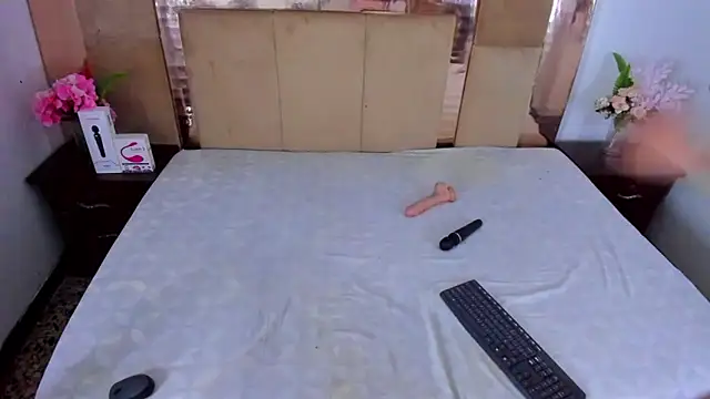 Snapshot of LizBrook chatting on October 7, 2025, 7:22 pm LizBrook online show from October 7, 2025, 7:22 pm