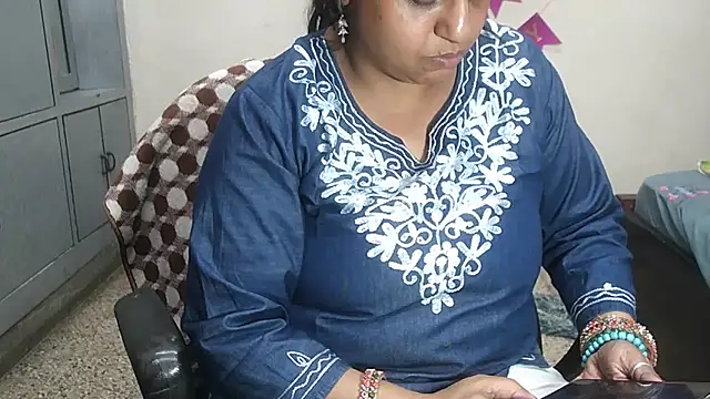 Sexy komolika online show from March 18, 2026, 3:04 pm