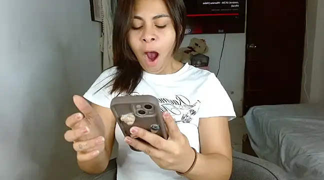 Snapshot of violet_leo chatting on March 4, 2025, 10:27 pm violet leo online show from March 4, 2025, 10:27 pm