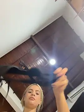 Snapshot of emiss_ chatting on December 5, 2025, 4:14 pm emiss online show from December 5, 2025, 4:14 pm