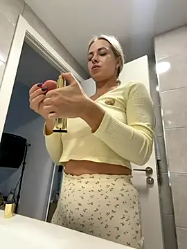 streetdoll online show from November 15, 2025, 7:38 am