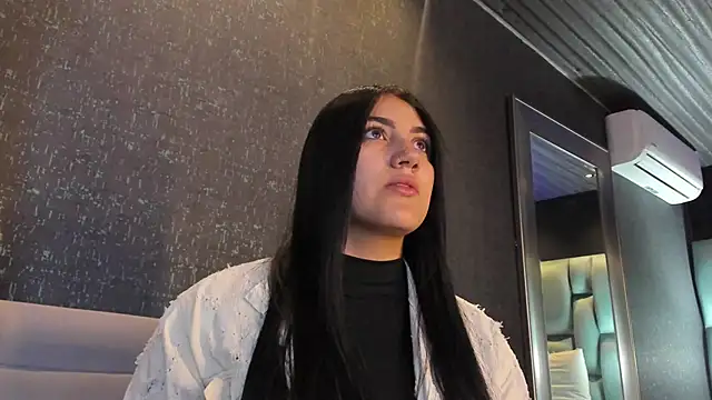 PaulinaDuarte online show from March 25, 2026, 12:00 pm