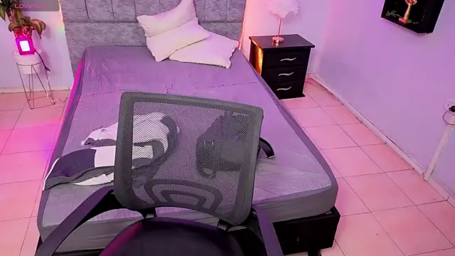 Lana stone  online show from December 21, 2025, 3:35 am