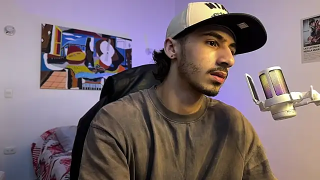 Snapshot of David_Brown18 chatting on March 7, 2025, 10:32 pm David Brown18 online show from March 7, 2025, 10:32 pm