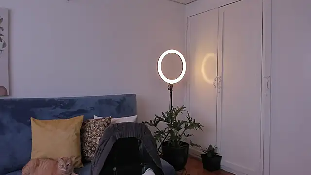 cuddlingbunny online show from March 19, 2026, 6:01 pm