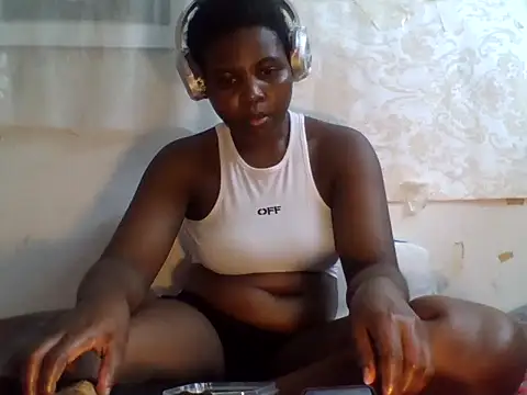 Snapshot of queenzuena chatting on July 14, 2026, 9:42 pm queenzuena online show from July 14, 2026, 9:42 pm