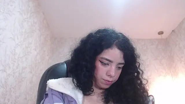 Snapshot of EmmaCowperr chatting on January 6, 2025, 11:07 am EmmaCowperr online show from January 6, 2025, 11:07 am