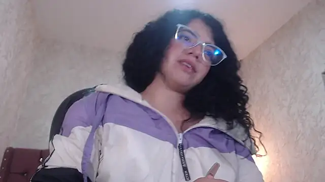 Snapshot of EmmaCowperr chatting on January 8, 2025, 6:52 am EmmaCowperr online show from January 8, 2025, 6:52 am