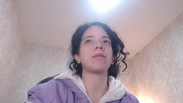 Snapshot of EmmaCowperr chatting on January 10, 2025, 3:39 am EmmaCowperr online show from January 10, 2025, 3:39 am