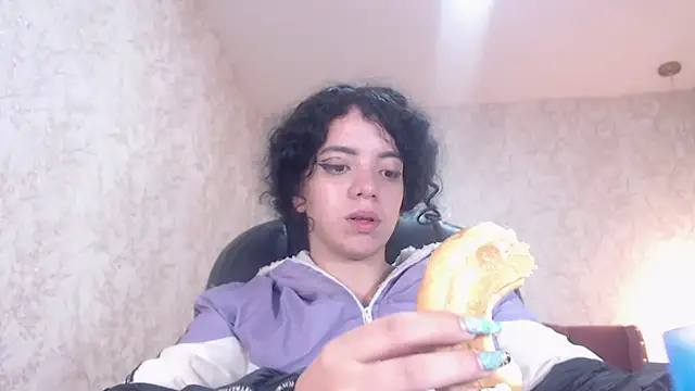 Snapshot of EmmaCowperr chatting on January 13, 2025, 5:23 am EmmaCowperr online show from January 13, 2025, 5:23 am