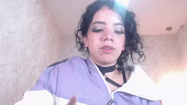 Snapshot of EmmaCowperr chatting on January 13, 2025, 2:32 pm EmmaCowperr online show from January 13, 2025, 2:32 pm