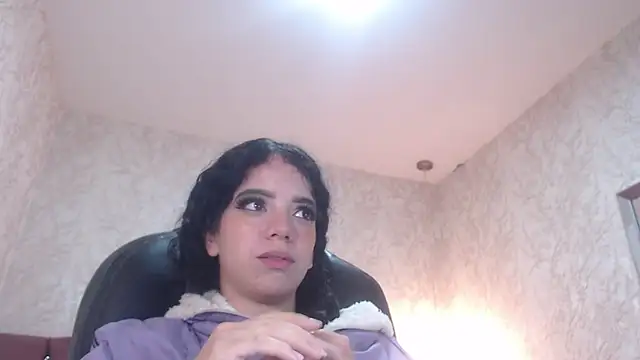 Snapshot of EmmaCowperr chatting on January 14, 2025, 10:38 am EmmaCowperr online show from January 14, 2025, 10:38 am