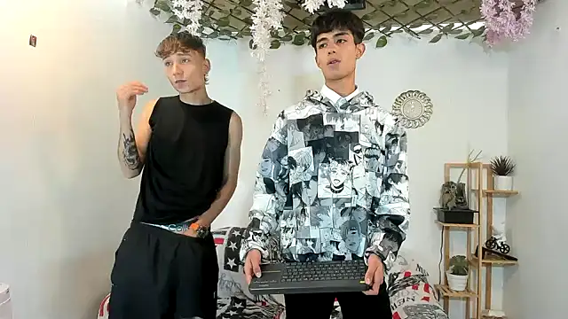 oliverhot2005 online show from November 4, 2025, 7:57 pm