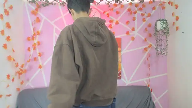 oliverhot2005 online show from November 7, 2025, 7:36 pm