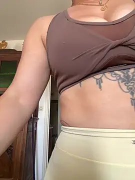 Snapshot of Luccreccia_ chatting on May 6, 2026, 1:05 pm Luccreccia online show from May 6, 2026, 1:05 pm