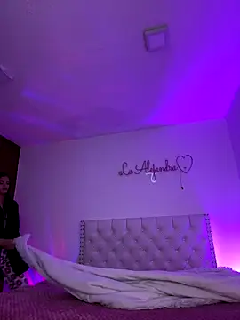 alee lenoxx online show from December 17, 2025, 4:29 am