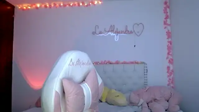 Snapshot of alee_lenoxx chatting on July 7, 2026, 7:23 am alee lenoxx online show from July 7, 2026, 7:23 am