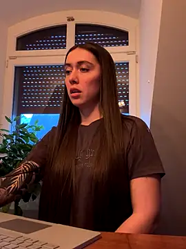 Snapshot of emiliasommer chatting on November 28, 2025, 3:47 pm emiliasommer online show from November 28, 2025, 3:47 pm