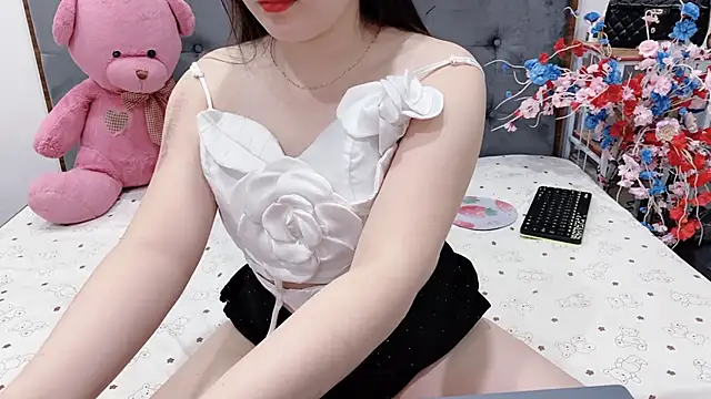 Snapshot of Funikio chatting on June 12, 2026, 1:43 pm Funikio online show from June 12, 2026, 1:43 pm