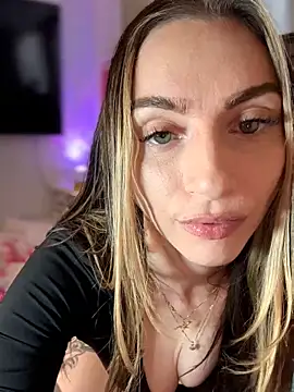 Snapshot of BrattyBae_xo chatting on April 30, 2026, 4:02 pm BrattyBae xo online show from April 30, 2026, 4:02 pm
