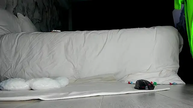 HunnyWifey online show from June 22, 2026, 7:00 pm