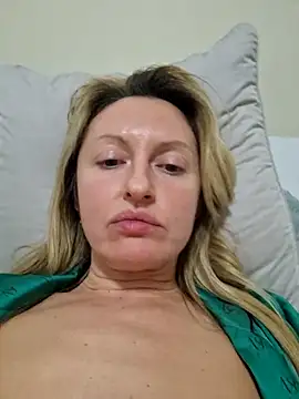 Snapshot of Miss____Mia_ chatting on December 14, 2025, 7:29 pm Miss Mia online show from December 14, 2025, 7:29 pm