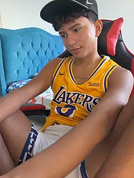 Leonarrrd 01 online show from December 18, 2025, 9:54 pm