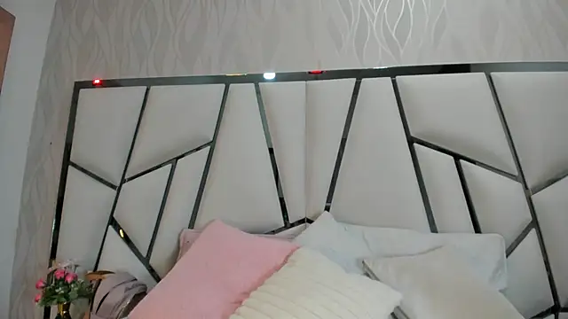  aurora18  online show from October 22, 2025, 3:07 am