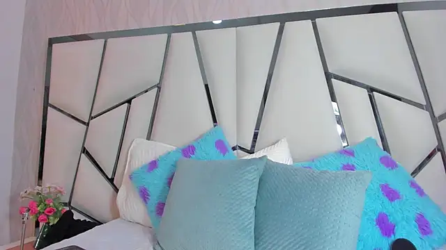  aurora18  online show from April 15, 2026, 3:13 am