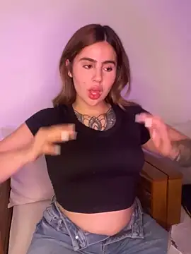 Snapshot of ValerieHilton chatting on January 6, 2025, 11:52 pm ValerieHilton online show from January 6, 2025, 11:52 pm