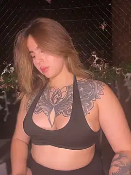 Snapshot of ValerieHilton chatting on January 17, 2025, 12:42 am ValerieHilton online show from January 17, 2025, 12:42 am